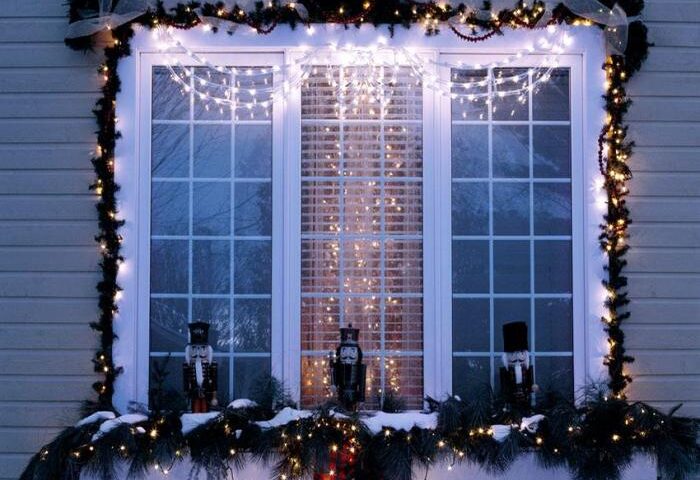 How to decorate outside windows for christmas