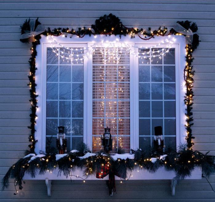 How to decorate outside windows for christmas