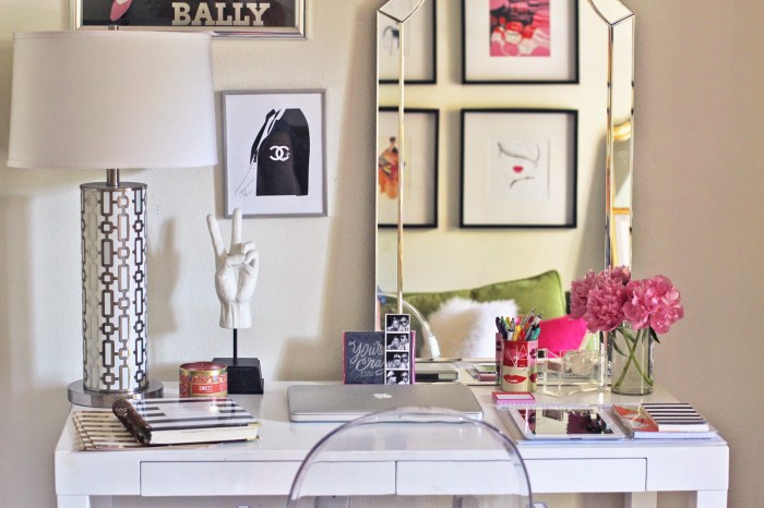 How to decorate a home office desk