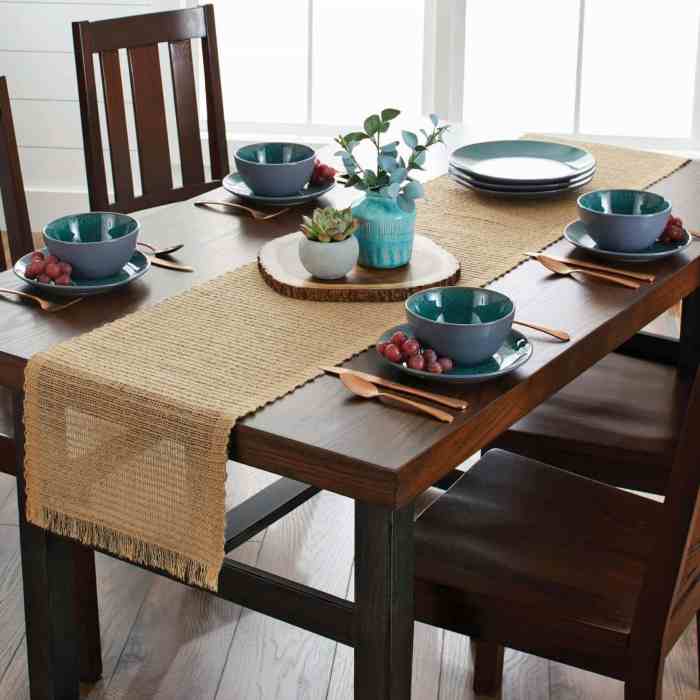 How to decorate dining room table with runner